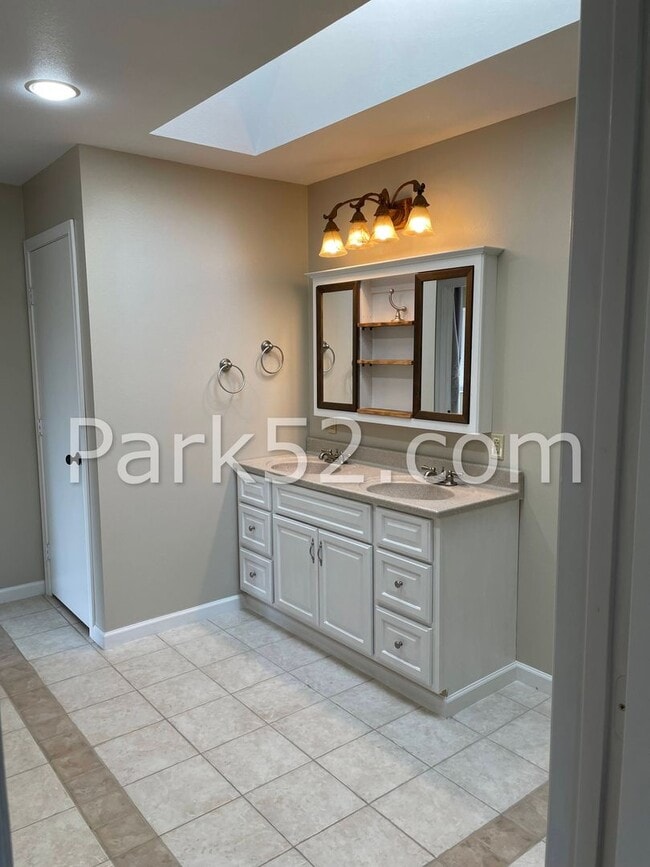 Building Photo - 4 Bedroom Single Family Home