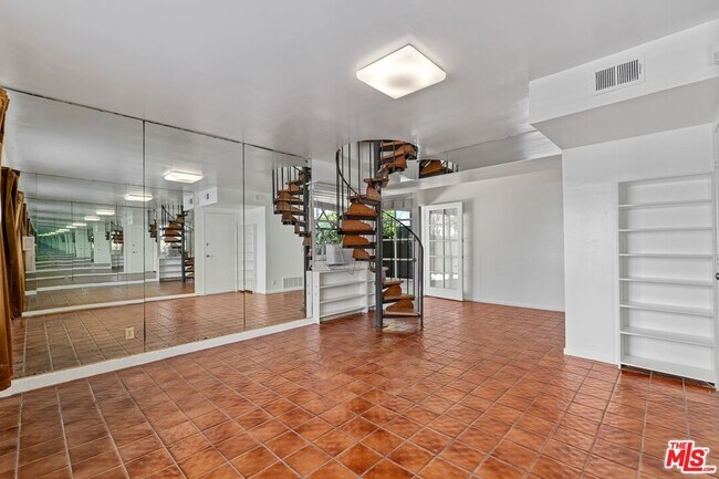 Building Photo - 112 Fleet St