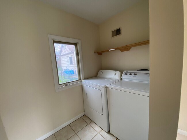 Building Photo - Great Location! Must See!