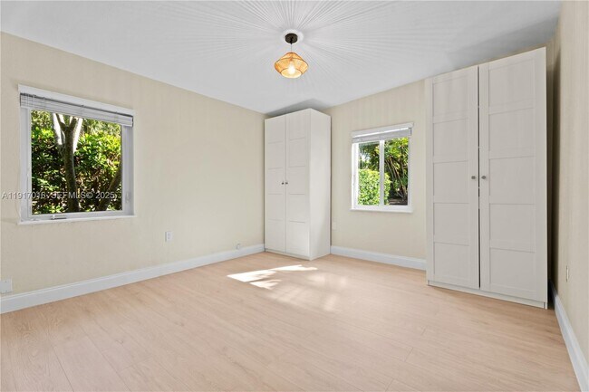 Building Photo - 5865 SW 48th St