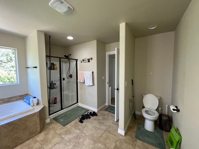 Building Photo - Beautiful 4Bd + 2Ba With Gorgeous Green Vi...
