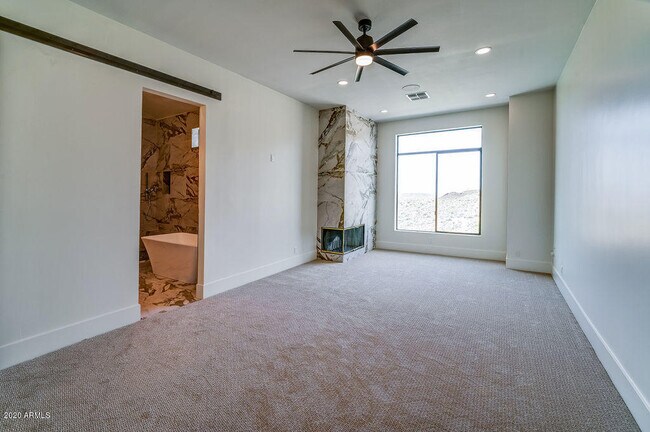 Building Photo - 301 E Jomax Rd