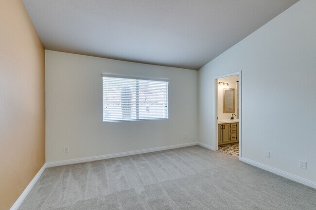 Building Photo - Fully upgraded 3 bedroom house on large lo...
