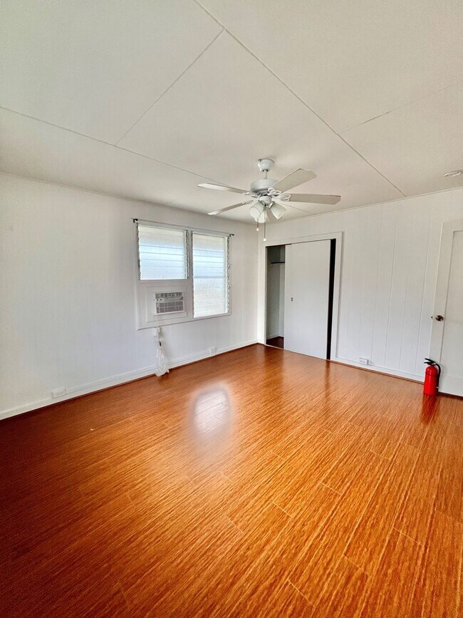 Building Photo - Bright and Breezy Manoa Living. Spacious 3...