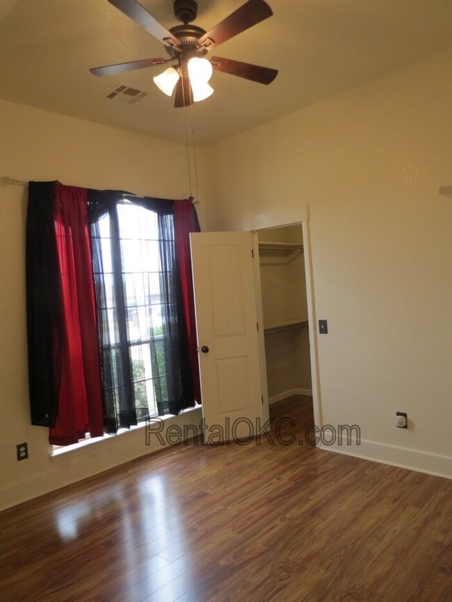 Building Photo - East side Moore 3 Bed 2 Bath no carpets