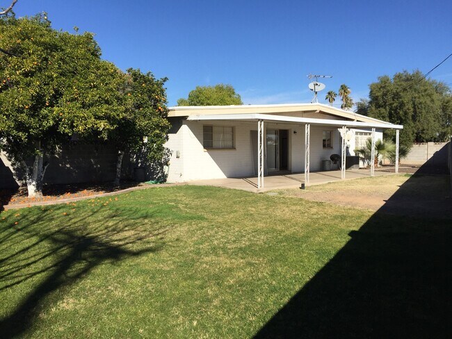 Building Photo - Scottsdale 4 Bed. 1.75 Bath located In Tow...