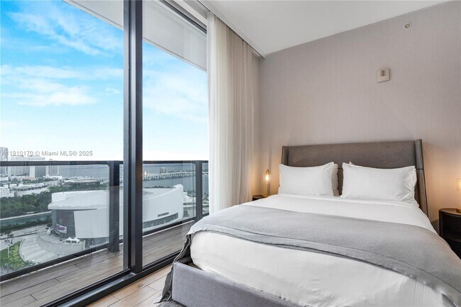 Building Photo - 398 NE 5th St