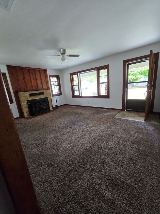 Building Photo - Spacious 2 Bedroom, 1.5 Bath Home in Sprin...