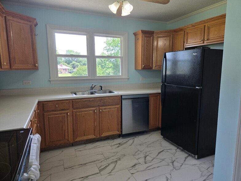 Building Photo - 507 Robinson Dr