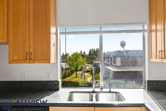 Building Photo - Renovated 2 Bedroom, 1 Bathroom Available ...