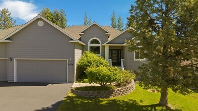Building Photo - Charming Awbrey Butte Home Available NOW
