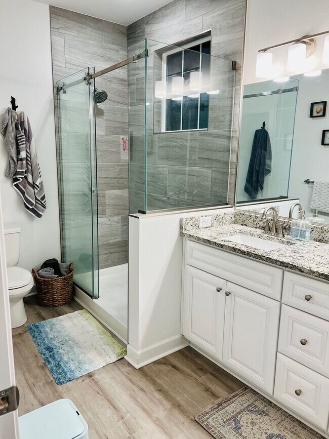 Building Photo - Spacious 3BR House 2 Blocks from the Beach