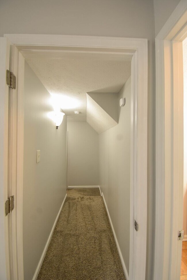 Building Photo - 5 Bedroom 3 Bathroom- Small Pets Okay