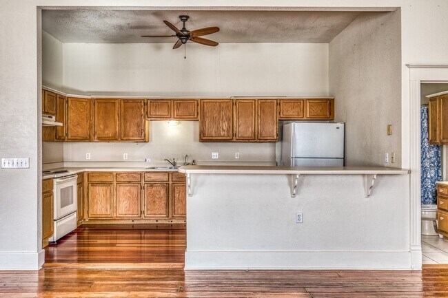 Building Photo - 110 E Alamo St