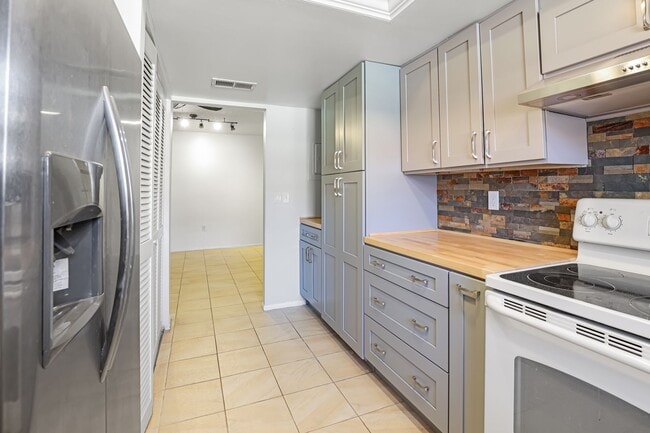 Building Photo - Updated 1 Bed 1 Bath In Meadow Croft In Bardenton!!