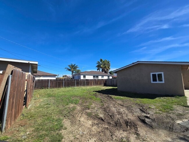 Building Photo - 3 Bed Home + Studio with Large Yard & Ample Parking Near Downtown Vista