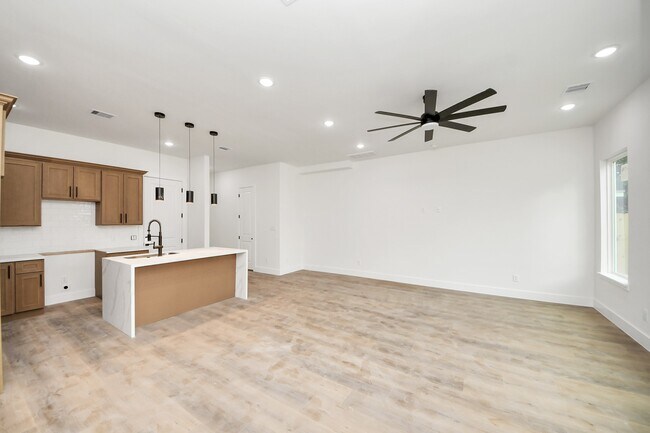 Building Photo - 8206 Colonial Ln