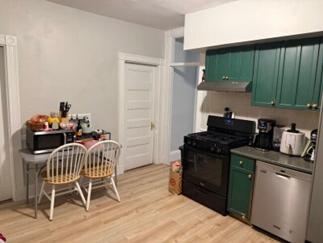 Building Photo - Allston 4.5 Bed  2 Bath - 9/1