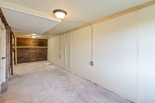 Building Photo - Newly Remodeled 2 Bedroom, 1 Bathroom in A...