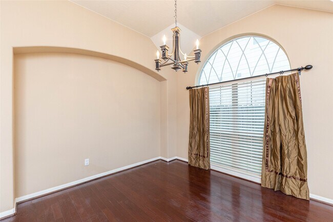 Building Photo - 2201 Signal Hill Dr