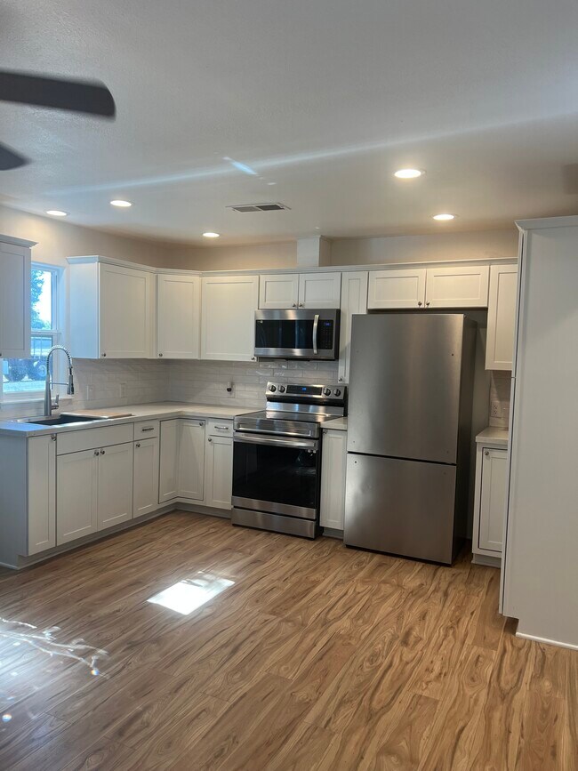 Building Photo - 555 C St