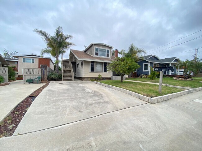 Building Photo - Charming Upstairs 1-Bedroom – Just Steps A...