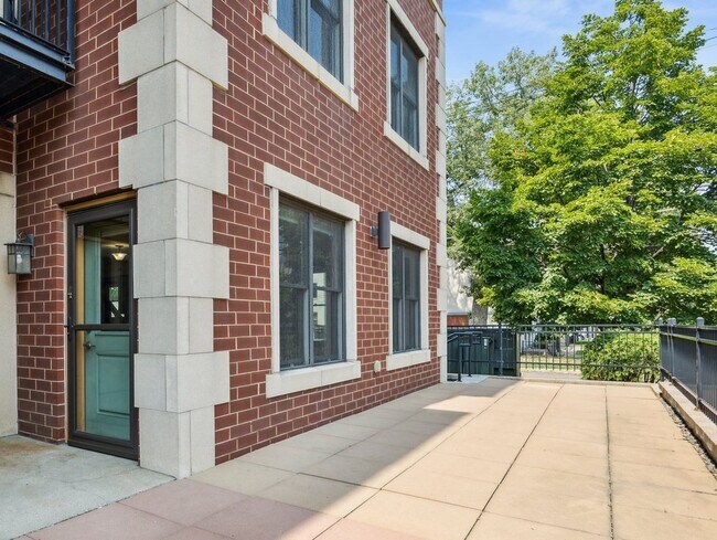 Building Photo - Stunning 2 level Condo in Exclusive St Pau...