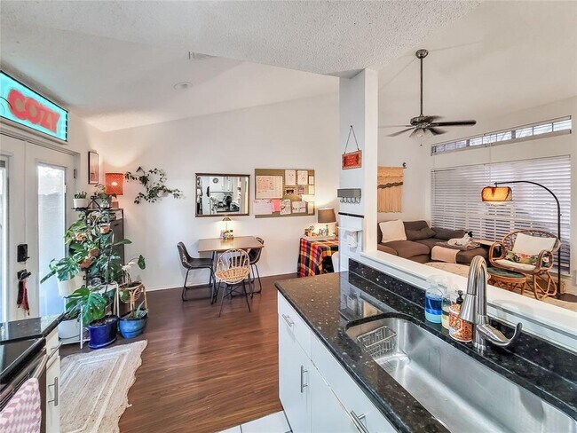 Building Photo - 1015 E Yager Ln