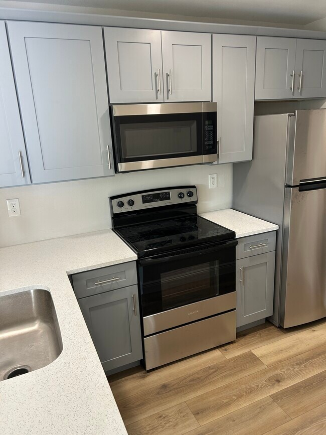 Building Photo - 3848 N Lake Dr