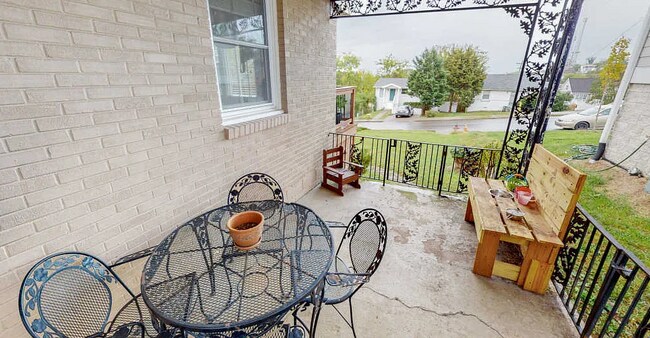 Building Photo - Available early Jan! 3bd/2bth w/fenced yard