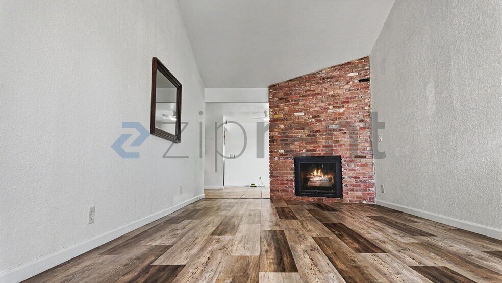 Building Photo - Unit B