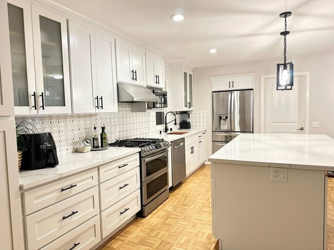 Building Photo - 630 Pilgrim Dr