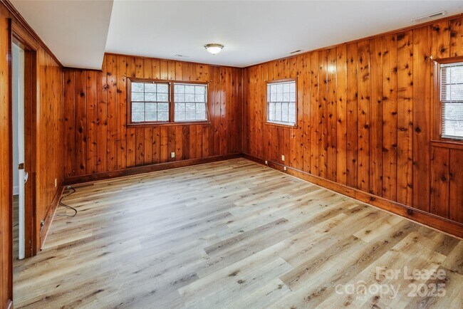 Building Photo - 7029 Yorktowne Dr