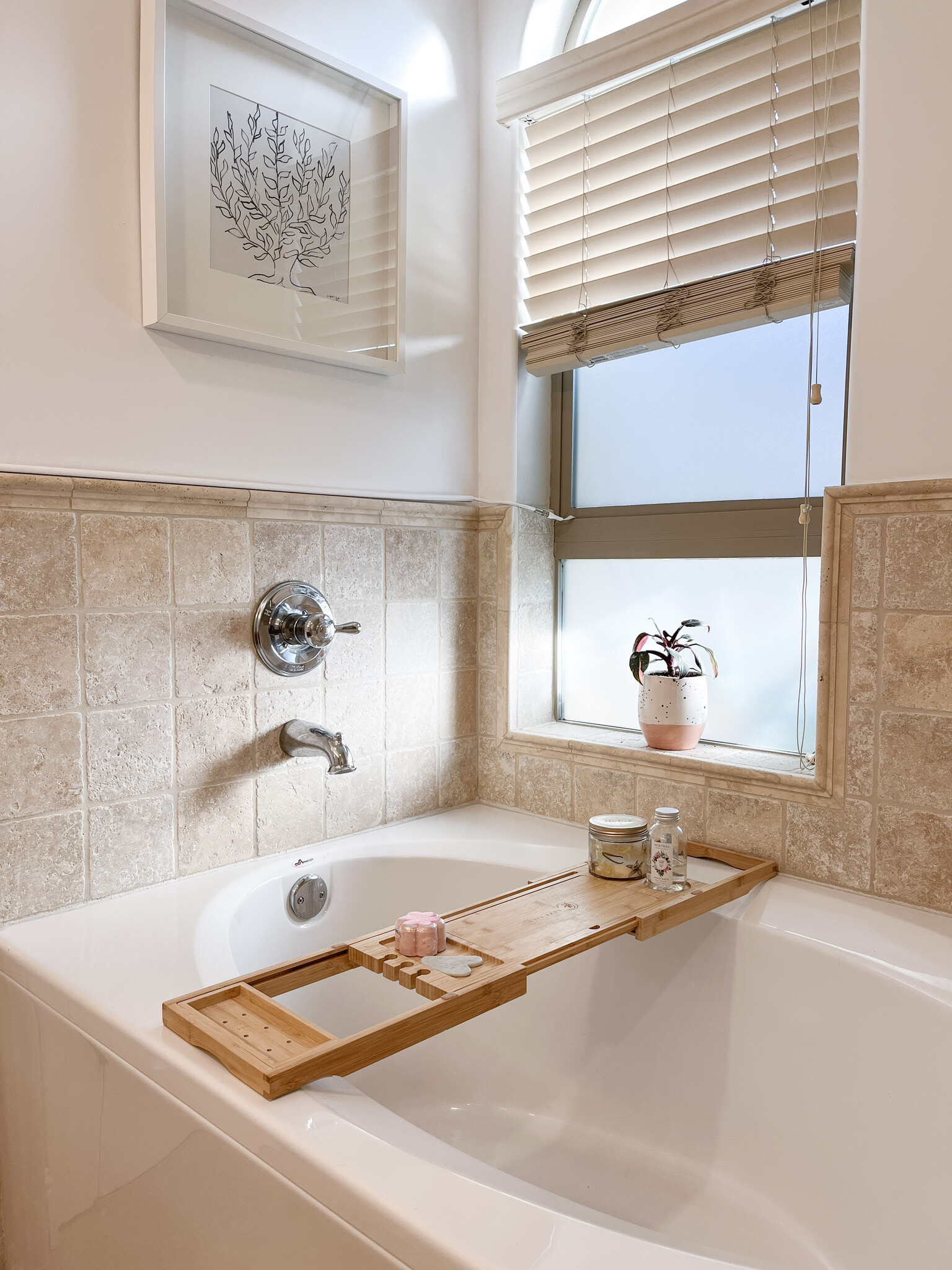 large soaking tub - 5037 Rosewood Ave