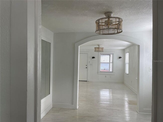 Building Photo - 1314 1/2 E Gore St