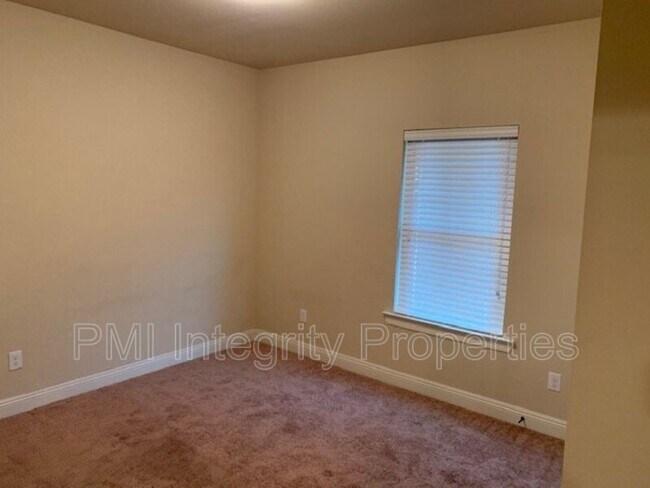Building Photo - 315 Forest Grove Dr