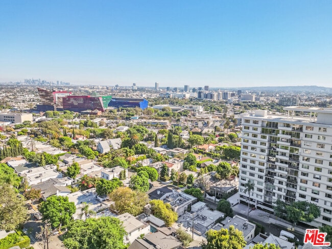 Building Photo - 818 N Doheny Dr