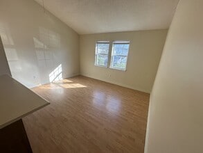 Building Photo - Apartment For Rent