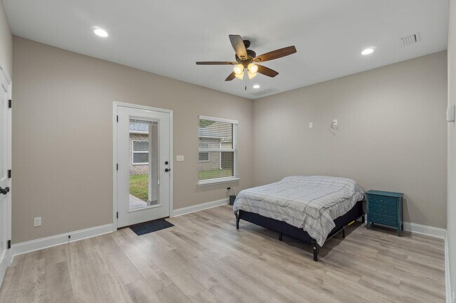 Building Photo - 33 8th Ave