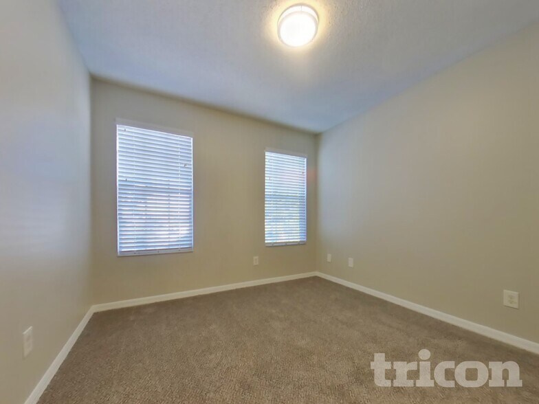 Building Photo - 1627 Chatham Cir