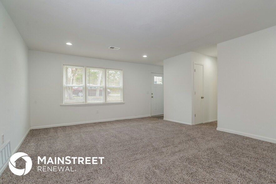 Building Photo - 7411 NW Oak Dr