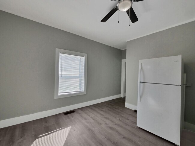 Building Photo - Newly Updated 2 Bedroom Home – Bright, Mod...