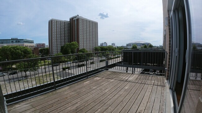 Building Photo - 1609 W Warren Blvd