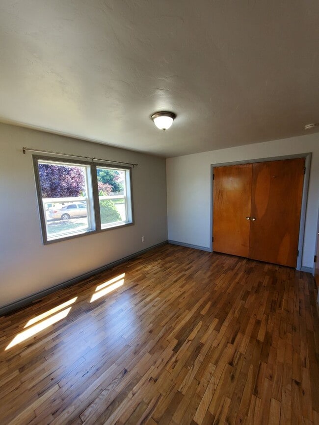 Building Photo - 2 Bedroom home with RV parking and large y...