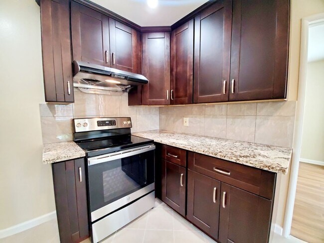 Building Photo - Lovely 3 bedroom 2 bath duplex with private garage and backyard