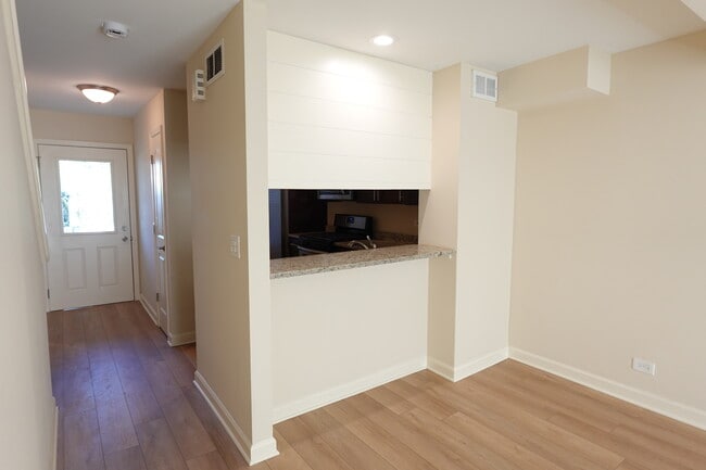 Building Photo - 116 Colonial Pkwy