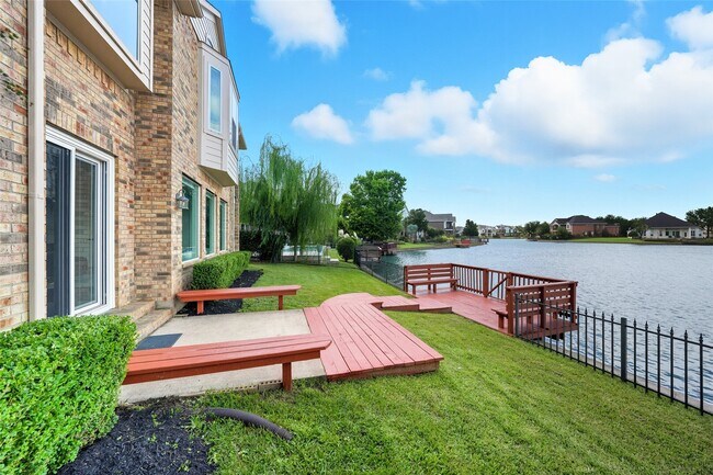 Building Photo - 5934 Stratford Gardens Dr