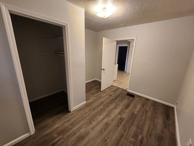 Building Photo - Adorable 2 bedroom 1 bath with spacious closets, detached garage, and updated floors!!