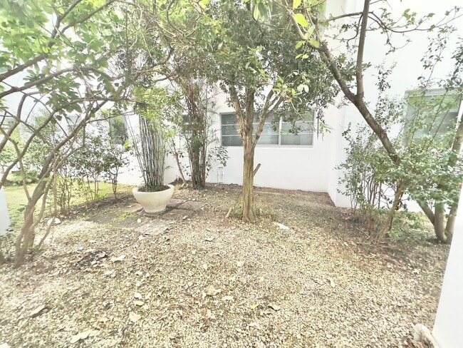 Building Photo - Tastefully furnished 1bed/1bath in the hea...