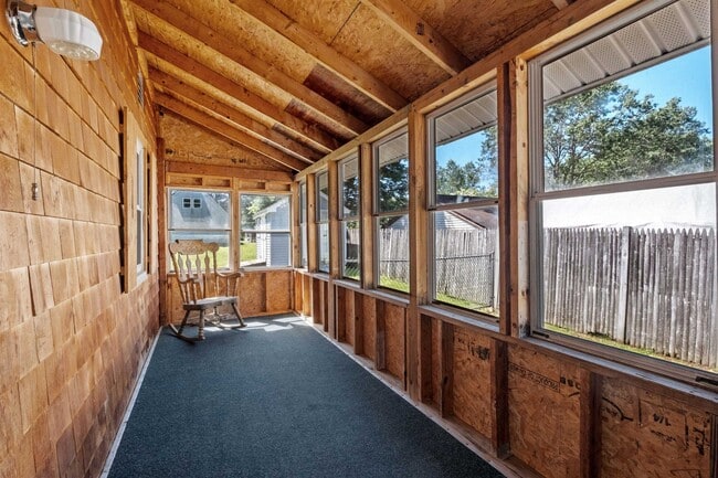 Building Photo - 36 Lark St